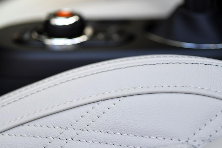 Детали интерьера Mini Cooper SE (F56) 2020 года  (NA) (фото 315 из 342)